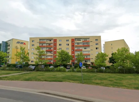 Titelbild - Wohnung kaufen in Waren - Bereit für Ihre Kapitalanlage? - Vermietete 4-Raum-Wohnung mit Balkon in Waren (Müritz) 