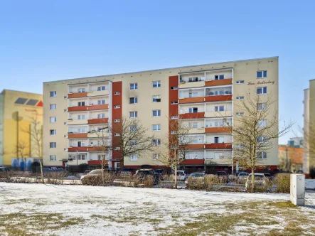 Titelbild - Wohnung kaufen in Waren - Bereit für Ihre Kapitalanlage? - Vermietete 4-Raum-Wohnung mit Balkon in Waren (Müritz) 