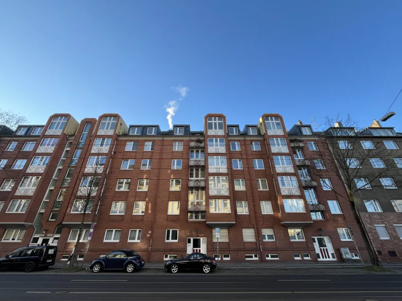 Hausfront - Wohnung kaufen in Düsseldorf - Hochwertig sanierte 2-Zimmer-Wohnung in Oberbilk – ruhig, modern und mit Tiefgaragenstellplatz