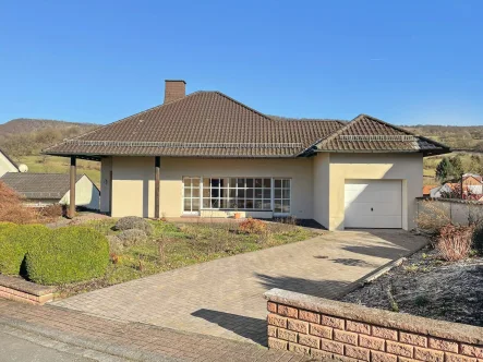 Titelbild - Haus kaufen in Sinntal - Attraktiver Bungalow mit großem Grundstück und herrlicher Aussicht in Weichersbach