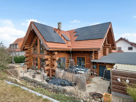 Titelbild - Haus kaufen in Bad Urach - Stilvolles Blockhaus: Einfamilienhaus in idyllischer Lage von Sirchingen