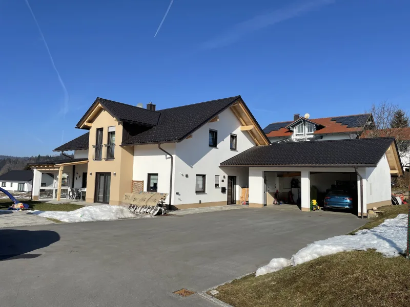 Ansicht - Haus kaufen in Neureichenau - Modernes Einfamilienhaus mit Doppelgarage und großzügigem Aussenbereich