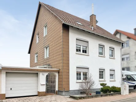 Straßenansicht - Haus kaufen in Zweibrücken - Zweifamilienhaus in Top Wohnlage von Zweibrücken Stadt mit Garten, Garage und großem Stellplatz 