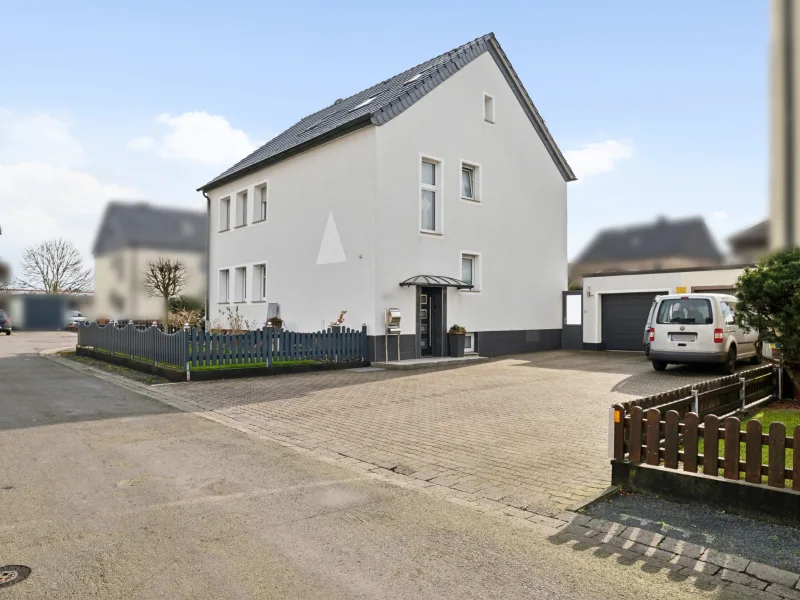 Außenansicht - Haus kaufen in Hamm - Bezauberndes Zwei- bis Dreifamilienhaus mit 8 Zimmern, Pool + Sauna und Garage in Hamm Herringen