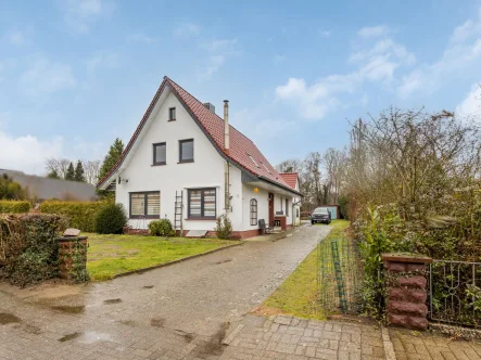 Hausansicht - Haus kaufen in Beverstedt - Modernisiertes Einfamilienhaus mit Kamin und großem Carport in Beverstedt-Stubben