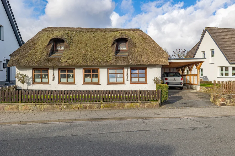 Hausfront mit Carport