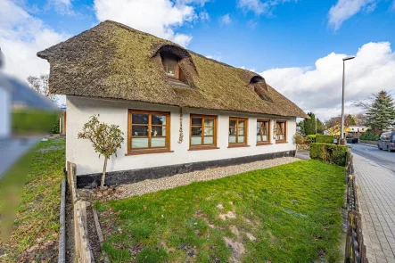 Titelbild - Haus kaufen in Flensburg - Kleinod mitten in der Stadt: Bildschöne Reetdachkate in zentraler Lage von Flensburg Engelsby