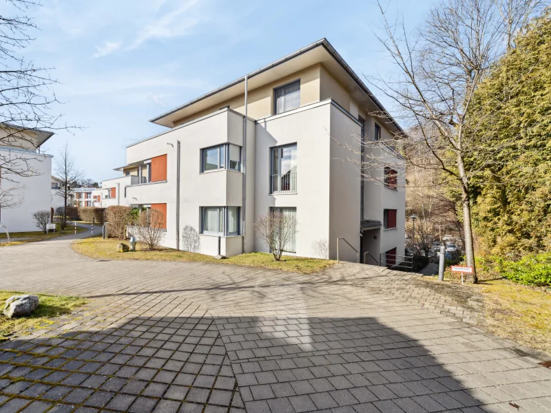 Hausansicht - Wohnung kaufen in Starnberg - Kapitalanlage! Vermietete, moderne 2-Zimmer Wohnung mit Terrasse und Garten in Starnberg