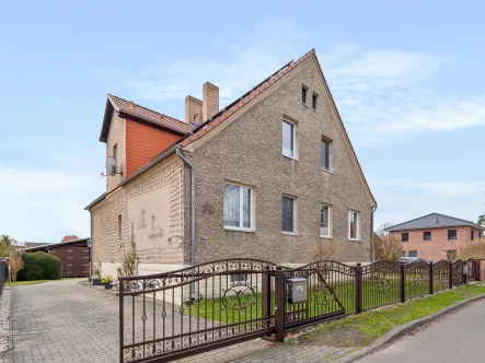 Titelbild - Haus kaufen in Fredersdorf-Vogelsdorf - Charmantes Dreifamilienhaus mit Pool, Teich und großem Grundstück in Fredersdorf-Vogelsdorf