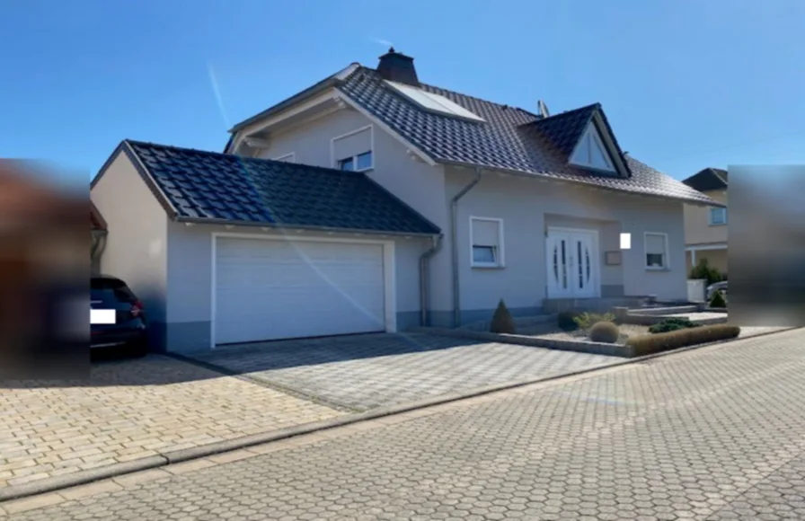 Titelbild - Haus kaufen in Überherrn - Tolles exklusives Einfamilienhaus mit Einliegerwohnung in Überherrn