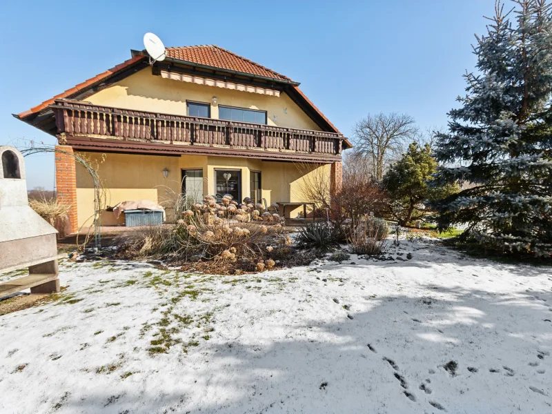 Hausrückansicht - Haus kaufen in Werdau - Großes Einfamilienhaus mit Einliegerwohnung, Garage und großem Grundstück in der Waldsiedlung Werdau