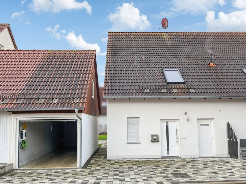 Gartenansicht mit Garage