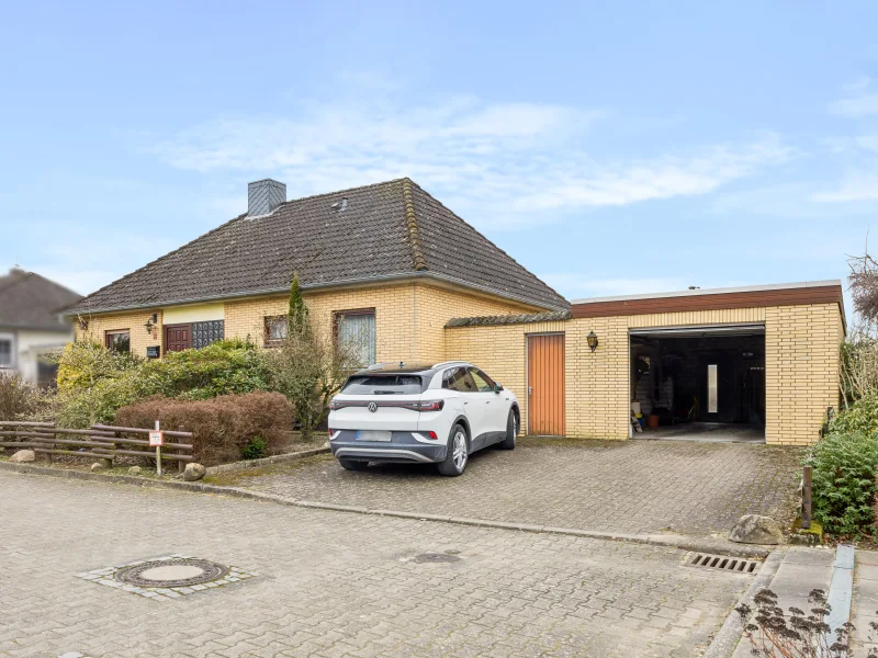 Vorderansicht mit Garage