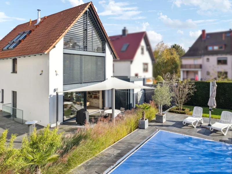 Hausansicht mit Pool - Haus kaufen in Erfurt - Gehobene Immobilie in Erfurt-Hochheim