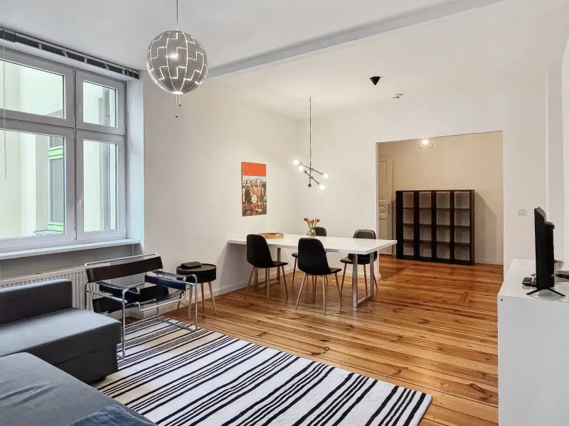 Wohnzimmer mit Essbereich - Wohnung kaufen in Berlin - Bezugsfrei und modern möbliert: Sanierte 2-Zimmer-Altbauwohnung in Berlin