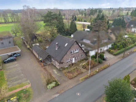 Titelbild - Haus kaufen in Weyhe - Neues Dach März 2025! Saniertes Einfamilienhaus mit traumhaft eingewachsenem Garten in Weyhe Leeste