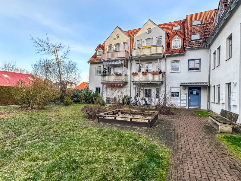 Hausansicht - Innenhof - Wohnung kaufen in Eggersdorf - Vermietete Zwei-Zimmerwohnung mit Tiefgaragenstellplatz in Eggersdorf bei Berlin