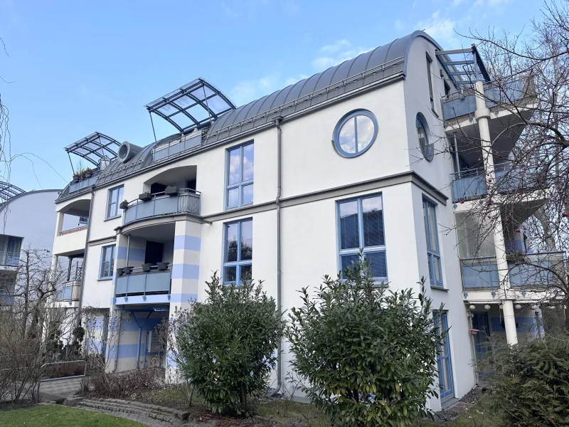 Titelbild - Wohnung kaufen in Berlin - Perfekte 4-Zimmer-Gartenwohnung mit großer Süd-Ost-Terrasse und ca. 100 m² Garten in Berlin-Rudow