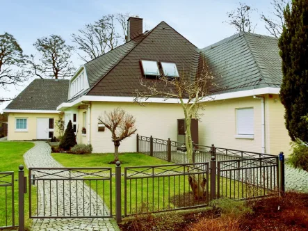 Hausansicht - Eingang - Haus kaufen in Hoyerswerda - Traumhaftes Haus mit viel Platz für Sie und ihre Lieben in Hoyerswerda 