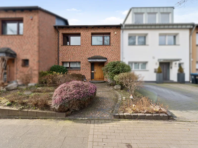 Titelbild - Haus kaufen in Langenfeld - Reihenmittelhaus im Splitlevel mit großem Garten und Garage in zentraler Lage von Langefeld-Richrath