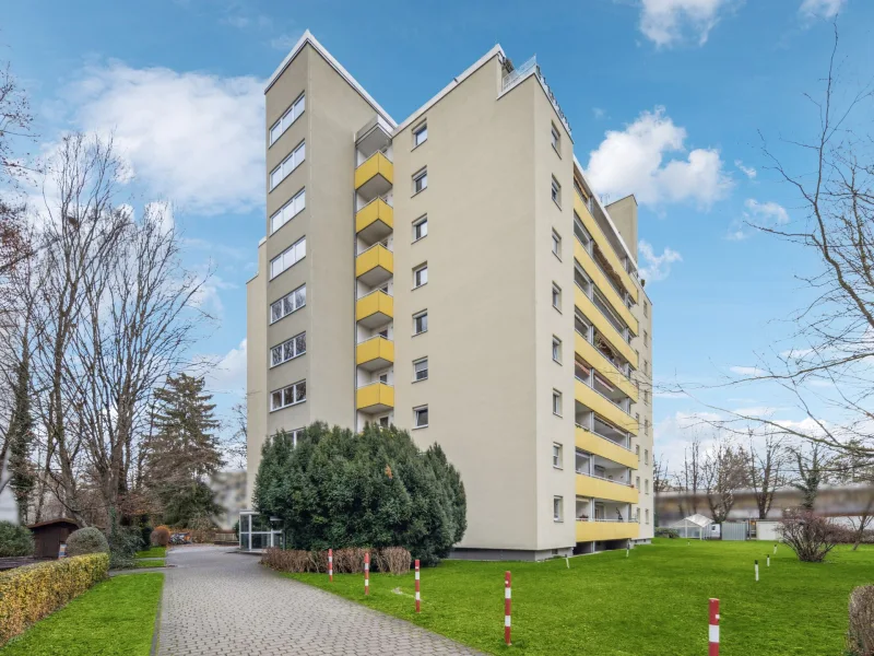 Titelbild - Wohnung kaufen in Puchheim - Großzügige 2-Zimmer-Wohnung mit West-Balkon und viel Potenzial in Puchheim