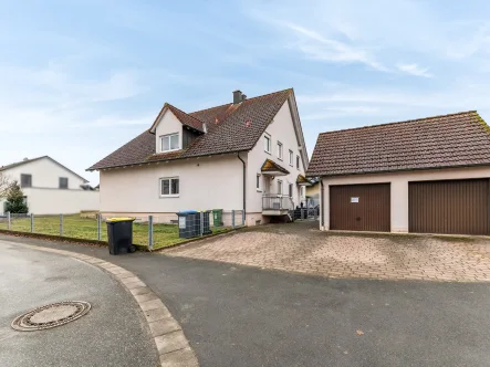 Ansicht - Haus kaufen in Hallerndorf - Gepflegte Doppelhaushälfte in Willersdorf