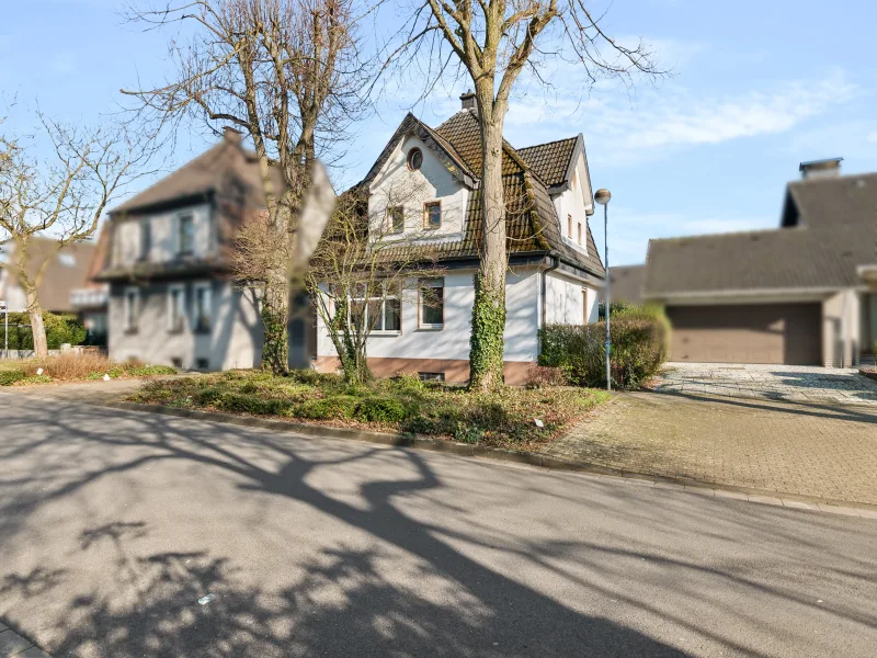 Titelbild - Haus kaufen in Kamp-Lintfort - Freistehendes Einfamilienhaus sucht sanierungsfreudige Eigentümer in Kamp-Lintfort 