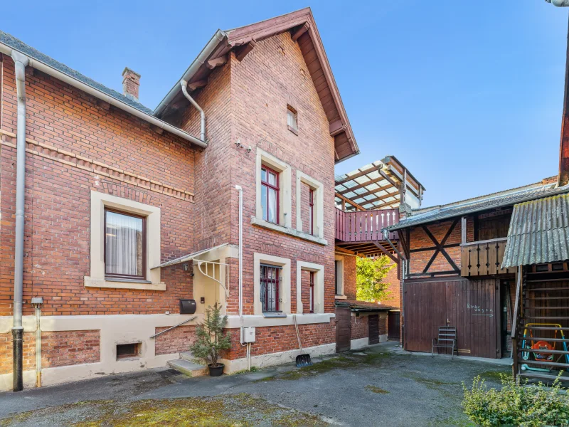 Ansicht - Haus kaufen in Coburg - Ensembleschutz - Freistehendes Backsteinhaus mit zwei Wohneinheiten und Nebengebäude in Coburg