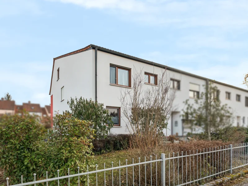 Hausansicht - Haus kaufen in Amberg - Gepflegtes Reihenendhaus in Amberg 