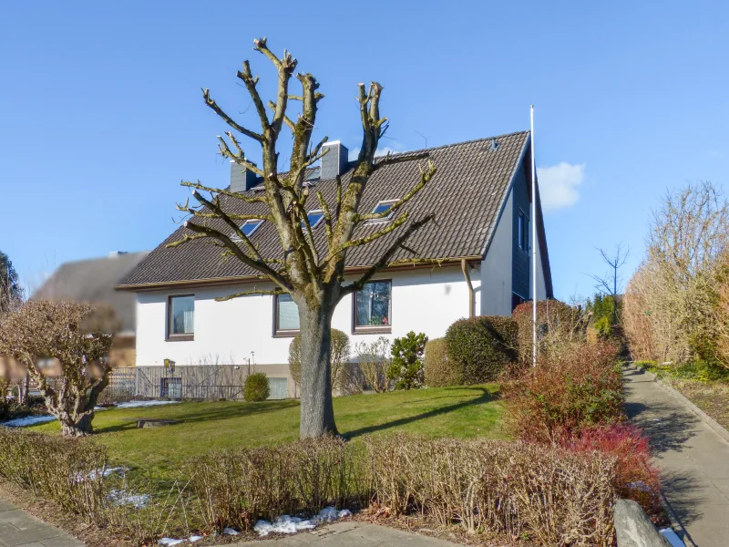 Vorderansicht - Haus kaufen in Reinfeld - Großzügiges Ein- bis Zweifamilienhaus in absolut ruhiger Wohnlage von Reinfeld