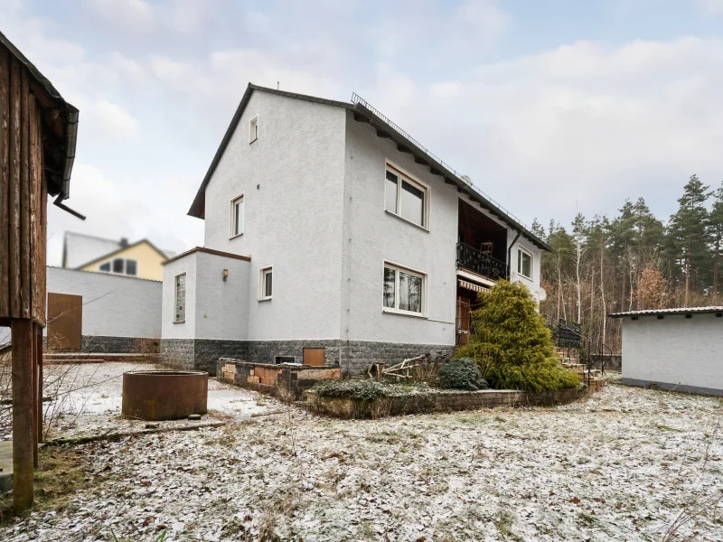 Titelbild - Haus kaufen in Schwarzenbach - Charmantes Einfamilienhaus am Waldrand in Schwarzenbach mit Potenzial zur individuellen Gestaltung