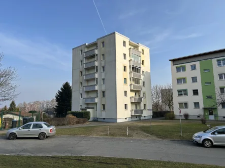 Titel - Wohnung kaufen in Görlitz - 3-Zimmer-Wohnung mit Balkon und wunderbarer Fernsicht in Görlitz - Provisionsfrei für Käufer!