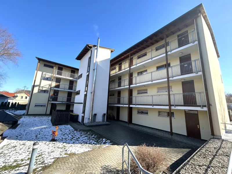 Die Wohnanlage - Wohnung kaufen in Freital - Vermietete 2-Zimmerwohnung mit Balkon in Freital in ruhiger Lage