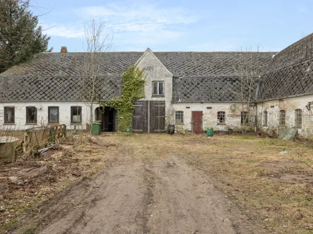 Titelbild - Haus kaufen in Ellingstedt - Charmanter Resthof mit großzügigem Grundstück und vielfältigen Nutzungsmöglichkeiten in Ellingstedt