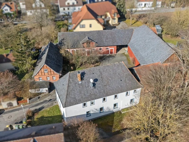 Dreiseithof Drohnenaufnahme - Haus kaufen in Coburg - Denkmalgeschützter Dreiseithof mit Scheune und Stallung in Bertelsdorf