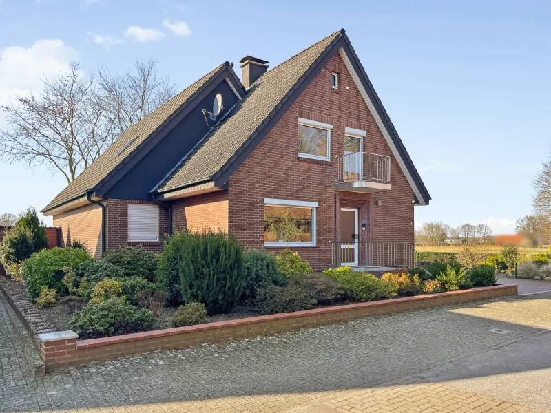 Titelbild - Haus kaufen in Lingen - Schönes Zweifamilienhaus inkl. weiterem Baugrundstück in guter Lage in Lingen-Biene