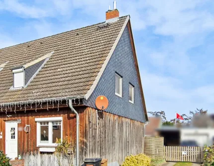 Hausansicht - Haus kaufen in Lübeck - Vermietete Doppelhaushälfte unter Erbbaurecht in ruhiger Lage von Lübeck