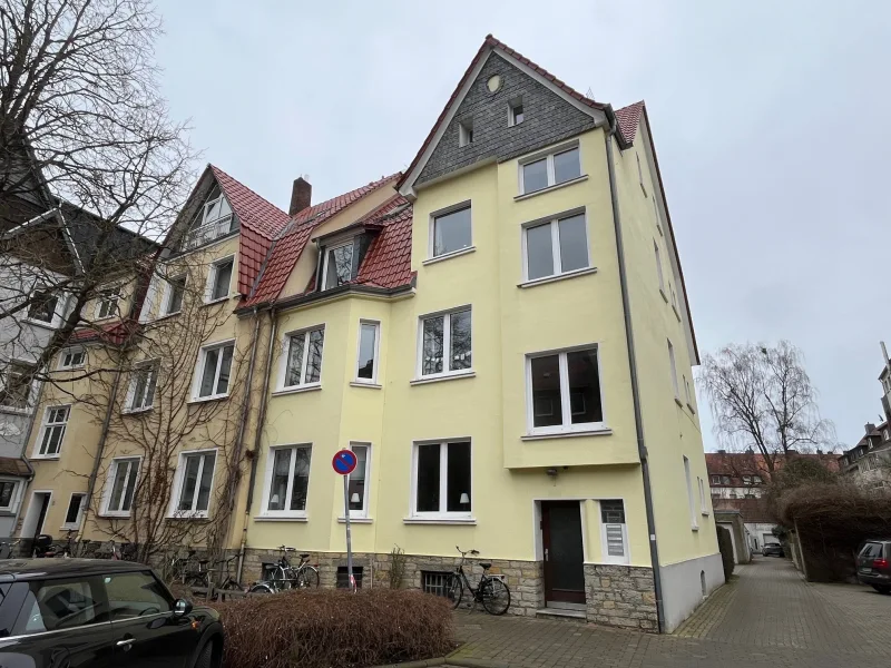 Titelbild - Wohnung kaufen in Osnabrück - Charmante 4-Zimmer-Altbauwohnung mit Balkon in zentraler Lage von Osnabrück 