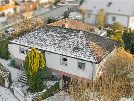 Außenansicht 1 - Haus kaufen in Denkendorf - Charmanter Bungalow auf großem Eckgrundstück – Ihre Ruheoase in bester Lage in Denkendorf!