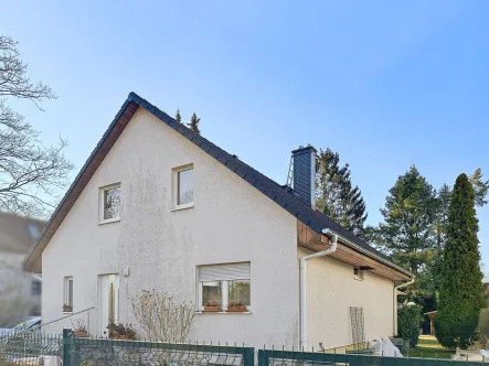 Hausansicht - Eingang - Haus kaufen in Berlin - Einfamilienhaus mit 4,5 Zimmern und großem Garten in Berlin Zehlendorf