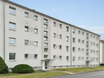 Titelfoto - Wohnung kaufen in Riesa - Unrenovierte 3-Zimmer-Wohnung mit Balkon in Riesa