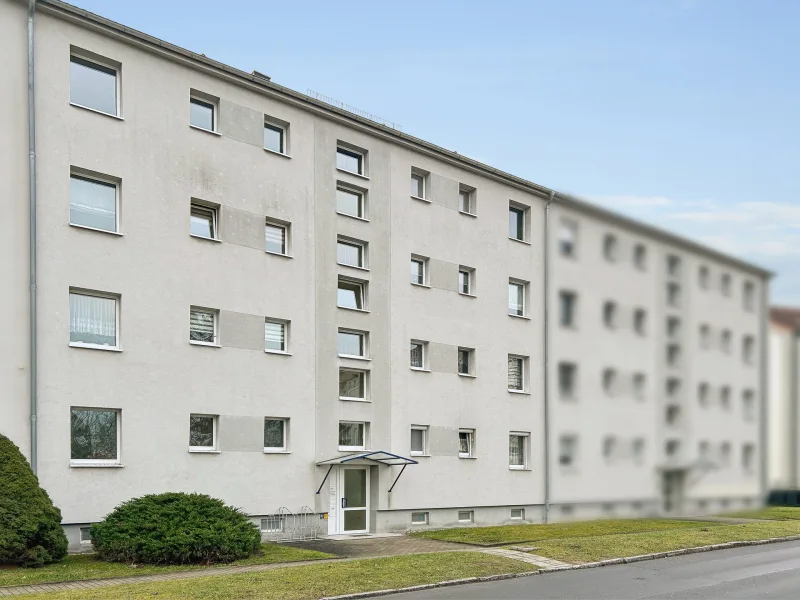 Titelfoto - Wohnung kaufen in Riesa - Unrenovierte 3-Zimmer-Wohnung mit Balkon in Riesa