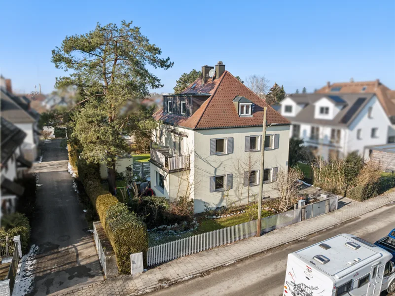 Titelbild - Haus kaufen in Oberschleißheim - Gepflegtes 3-Familienhaus in schöner Lage von Oberschleißheim