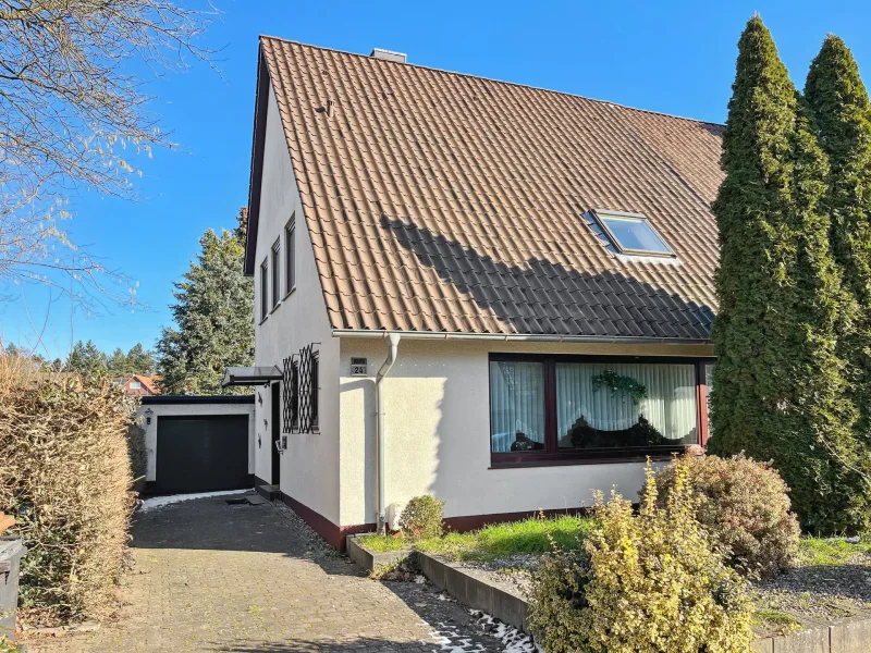 Vorderansicht - Haus kaufen in Lüneburg - Doppelhaushälfte im beliebten Ginsterweg in Lüneburg