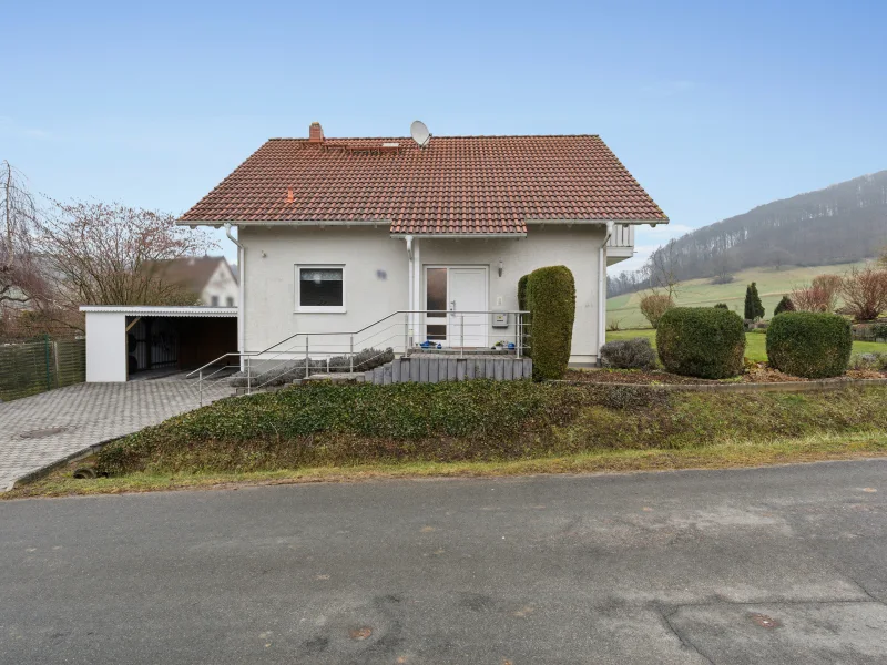 Frontansicht - Haus kaufen in Hessisch Oldendorf - Ihr neues Zuhause: Familienidylle mit traumhaftem Ausblick in Hessisch Oldendorf