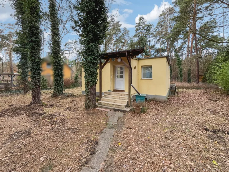 Titelbild - Haus kaufen in Potsdam - Großes Grundstück mit Bungalow in Bestlage von Groß-Glienicke, Potsdam