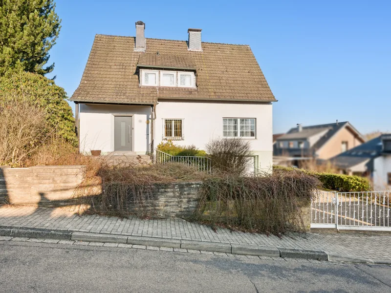 Straßenansicht - Haus kaufen in Remscheid - Freistehendes Einfamilienhaus in beliebter Wohnlage von Remscheid-Lennep