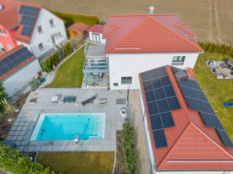 Pool und PV-Anlage