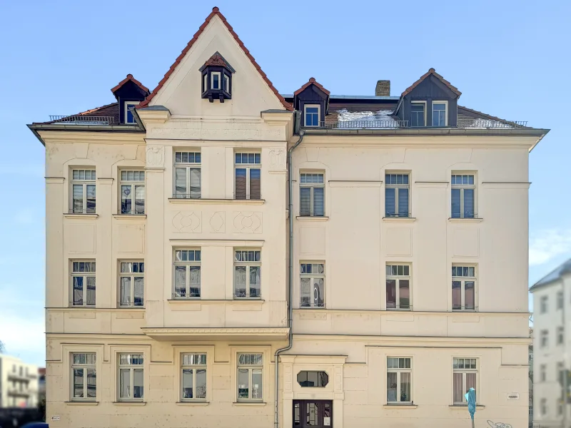 Titelbild - Wohnung kaufen in Leipzig - Charmante 3-Zimmer-Dachgeschoss-Wohnung in denkmalgeschütztem Altbau in Leipzig-Schönau