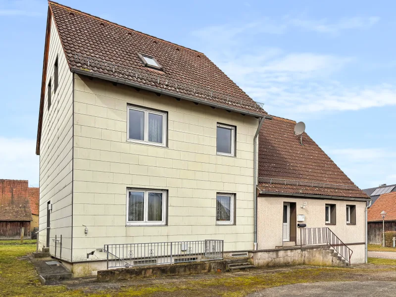 Ansicht - Haus kaufen in Schnelldorf - Großzügiges Zweifamilienhaus mit Stall &amp; Scheune